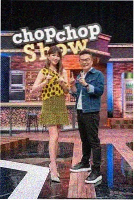 周末菜市场综艺卡片配图：早市摊位与青灰色遮阳棚